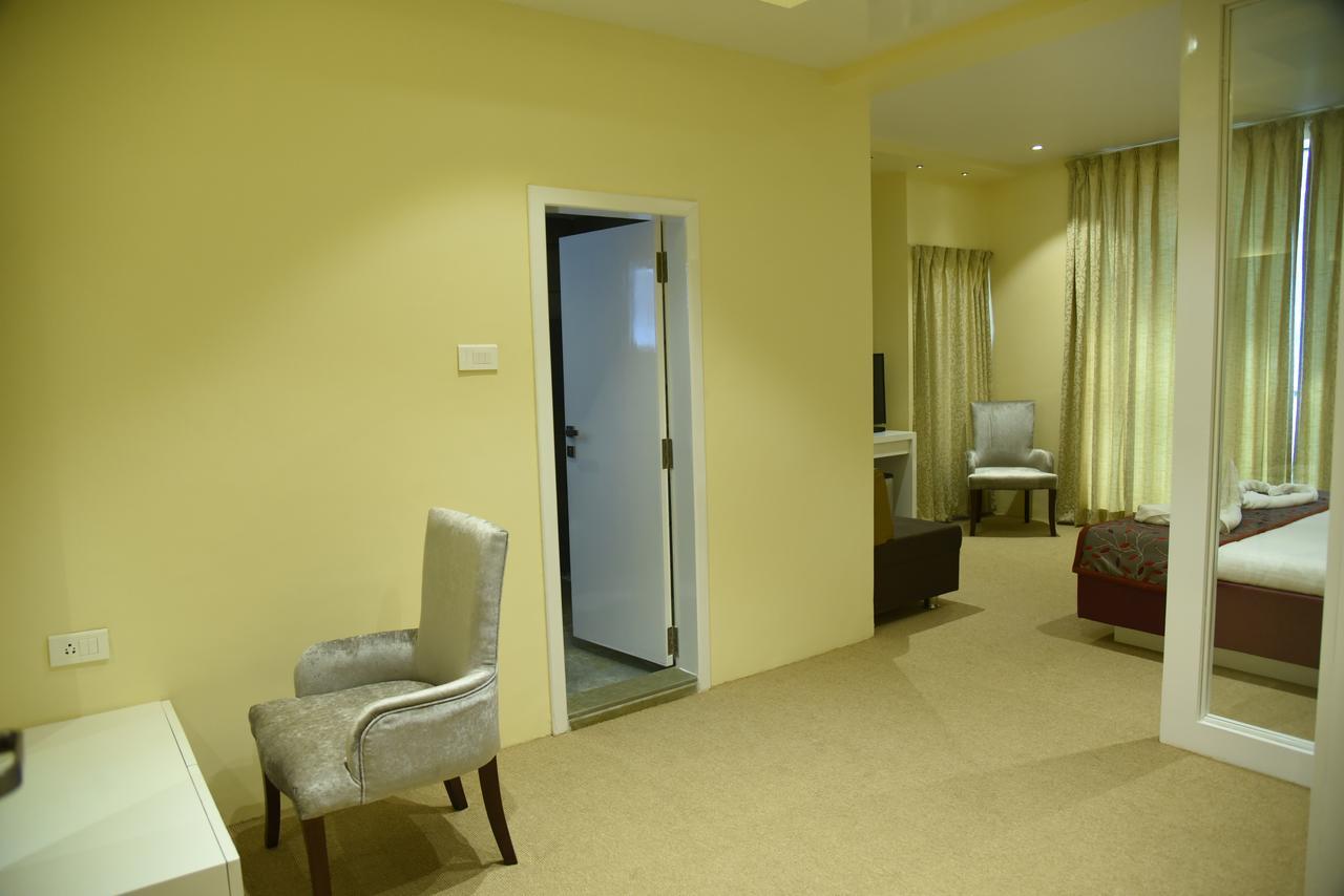 Viz Park Hotel Ānand Exterior foto